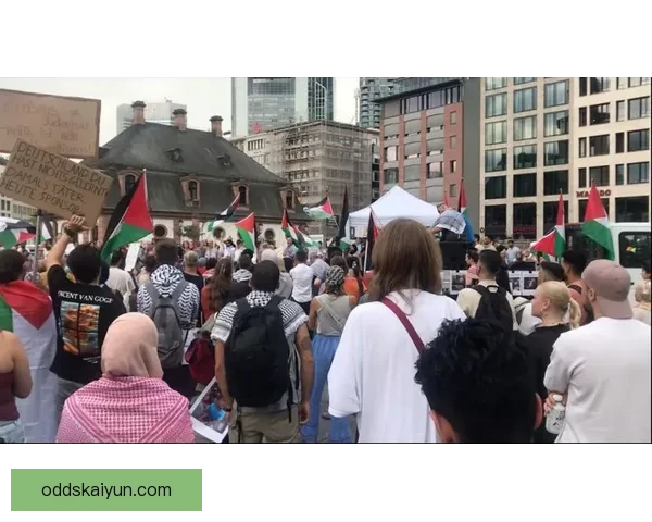 艾维街头演讲引关注 手持麦克风与路人分享独到见解与生活感悟